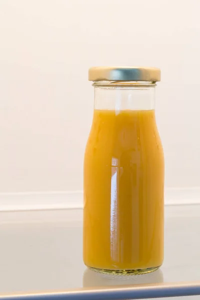 Orange Smoothie i öppnade kylskåp koncept — Stockfoto