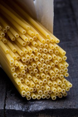 Makarna makarna koyu renkli rustik ahşap üzerine