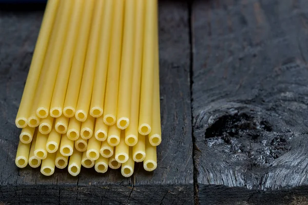 Pasta de macarrones sobre madera rústica oscura —  Fotos de Stock