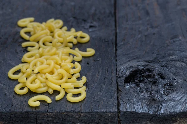 Gobbetti noodle üzerinde koyu renkli rustik ahşap — Stok fotoğraf