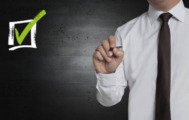 Onay kutusu şablon ekranda işadamı tarafından yazılmış