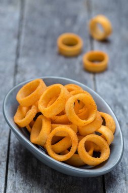 Patates halkalar gri rustik ahşap üzerine