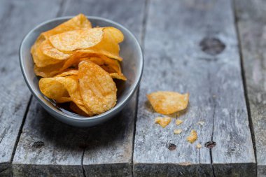 Patates cipsi gri rustik ahşap üzerine