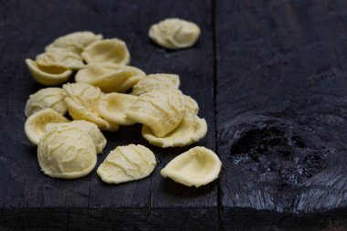 Koyu renkli rustik ahşap üzerinde Orecchiette şehriye