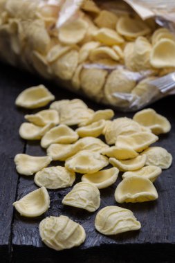 Koyu renkli rustik ahşap üzerinde Orecchiette şehriye