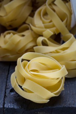 Koyu renkli rustik ahşap üzerinde Fettuccine makarna