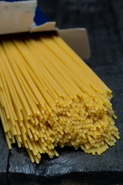 Spagetti makarna koyu renkli rustik ahşap üzerinde — Stok fotoğraf