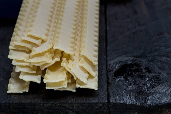 Fideos Reginette en madera rústica oscura —  Fotos de Stock