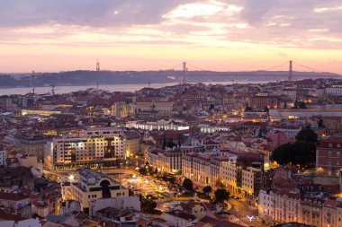 Lizbon cityscape panorama adlı günbatımı