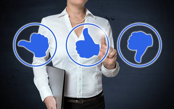 Тачскрин с иконками большого пальца, показанный бизнесвумен — стоковое фото