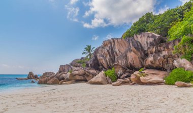 La Digue Seyşeller 'deki Grand Anse plajı
