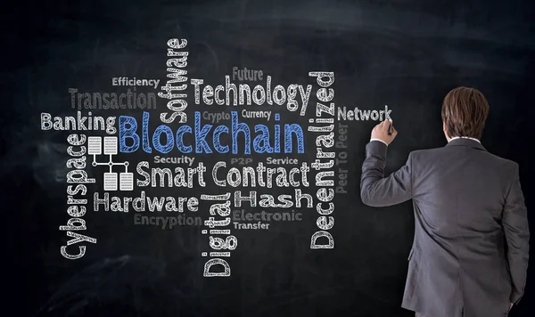 İşadamı Blockchain bulut kavramı tahtaya yazar.