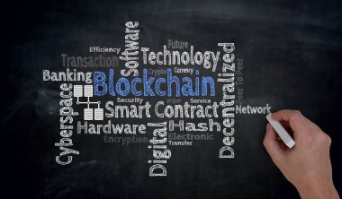 El Blockchain bulut kavramı tahtaya yazar.