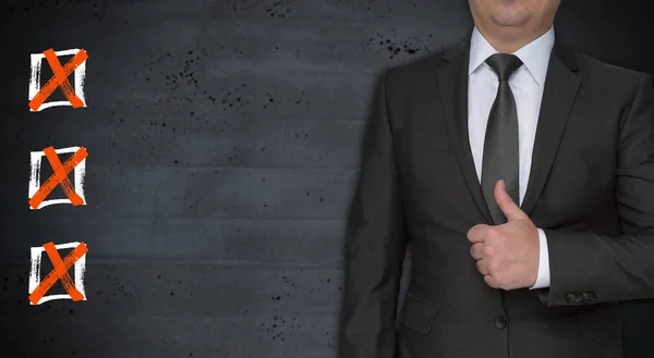 チェック ボックスの概念と親指を持ったビジネスマン — ストック写真