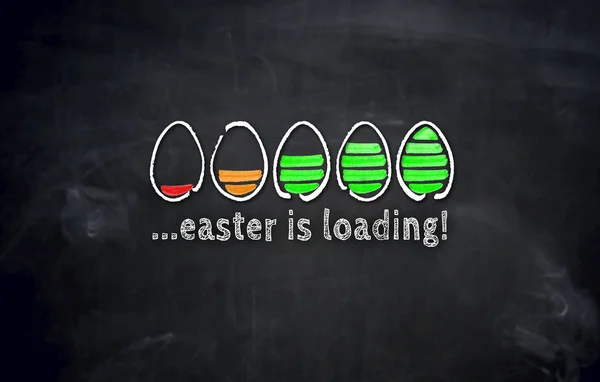 Pasqua sta caricando concetto con uova sulla lavagna — Foto Stock