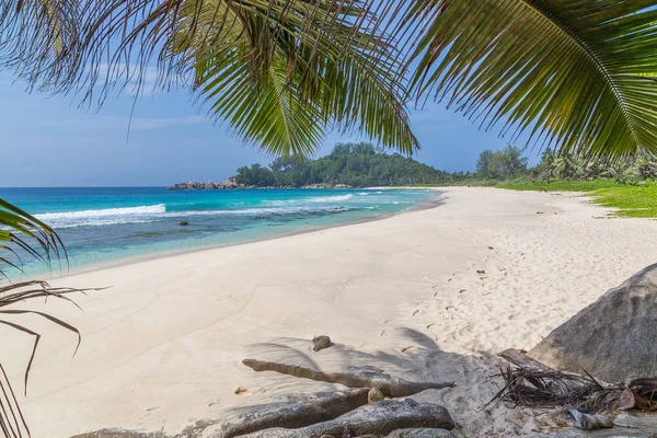 Playa de arena de la bahía de la policía en Mahe Seychelles —  Fotos de Stock