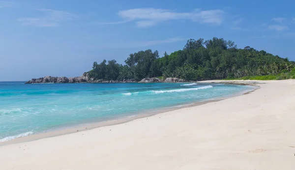 Playa de arena de la bahía de la policía en Mahe Seychelles —  Fotos de Stock