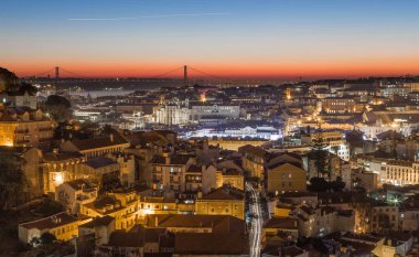 Lizbon cityscape panorama adlı günbatımı Portekiz