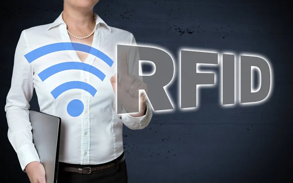 RFID touchscreen é mostrado por empresária — Fotografia de Stock