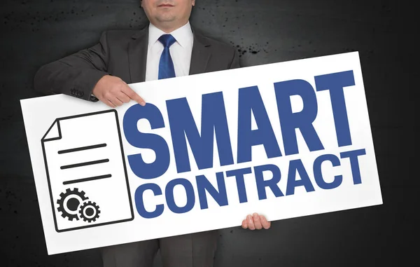 Cartaz de contrato inteligente é realizada pelo empresário — Fotografia de Stock