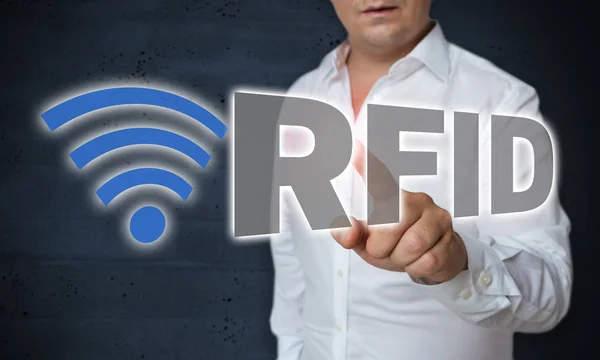 Tela sensível ao toque RFID é operado pelo conceito de homem — Fotografia de Stock