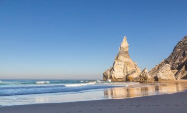 Praia da Ursa plaj kayalar Portekiz ile