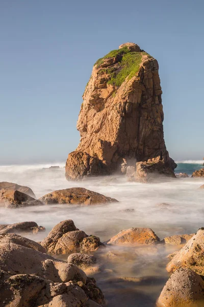 Praia da Ursa strand met stenen in Portugal — Stockfoto