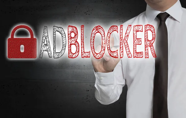 Adblocker est écrit par l'homme d'affaires sur l'écran de l'ordinateur — Photo