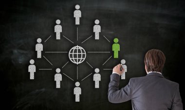 İşadamı tahtaya tebeşirle ağ konsepti çizer