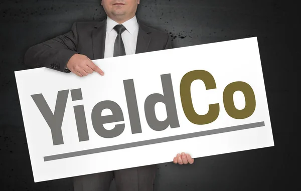 Uomo d'affari detiene il concetto di cartello YieldCo — Foto Stock