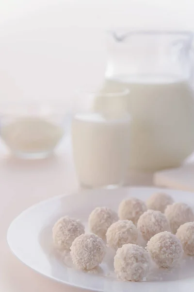 Witte Snoepjes Een Witte Ronde Plaat Glazen Beker Kan Melk — Stockfoto