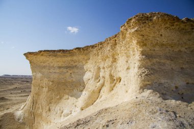 Sıcak yaz güneşinin altında bir çöl. Renkli oyunlar ve bulutların eşlik ettiği güzel bir manzara.
