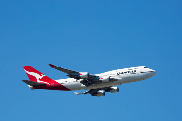 Boeing 747-400 Qantas пролетел