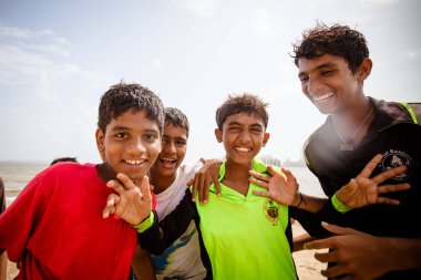 Hintli çocuk kumsalda oynarken