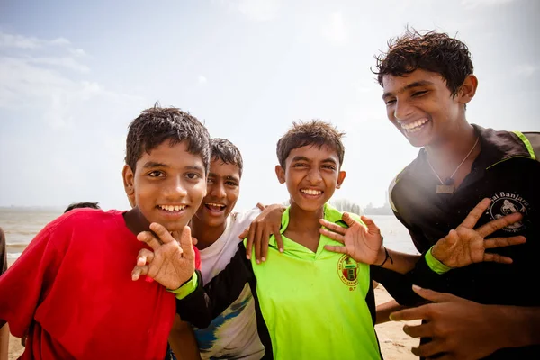 Hintli çocuk kumsalda oynarken