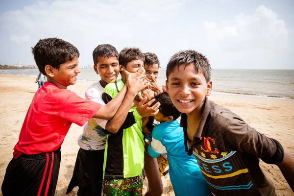 Crianças indianas brincando em uma praia — Fotografia de Stock