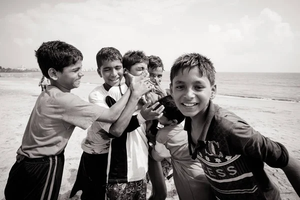 Crianças indianas brincando em uma praia — Fotografia de Stock