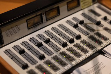 Radyo İstasyonu Ses Masası ve Karıştırıcı Stüdyoda