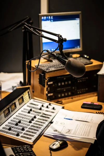 Radio Station Mesa de sonido y mezclador en un estudio — Foto de Stock