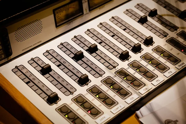 Radio Station Mesa de sonido y mezclador en un estudio — Foto de Stock