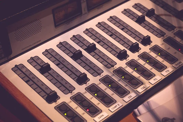 スタジオのラジオ局サウンドデスクとミキサー — ストック写真