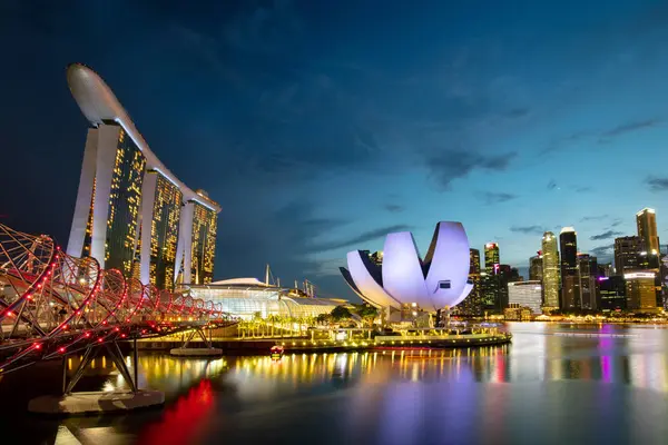 Ver alrededor de Marina Bay al anochecer en Singapur — Foto de Stock