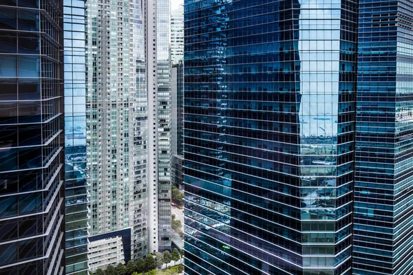 El horizonte urbano de Singapur y los edificios al anochecer — Foto de Stock