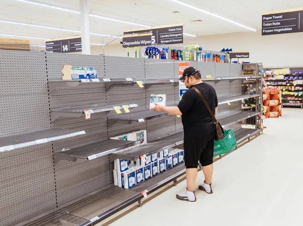 Compra de pânico em supermercados australianos devido ao vírus Corona Medos — Fotografia de Stock