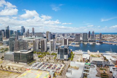 Melbourne Skyline Avustralya 'daki rıhtıma doğru ilerliyor