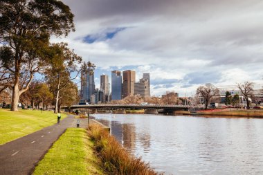 Sabahın erken saatlerinde Yarra Nehri