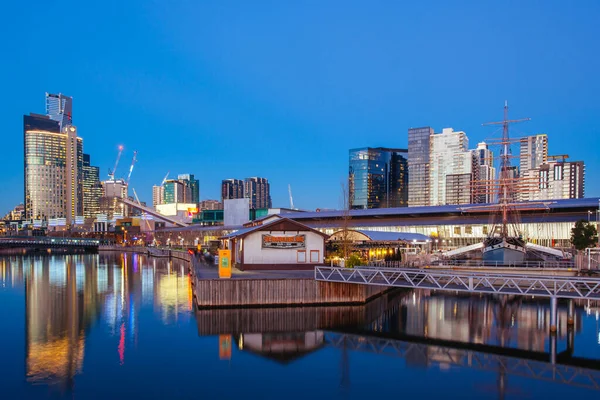 Melbourne Exhibition Centre et Yarra River La nuit — Photo