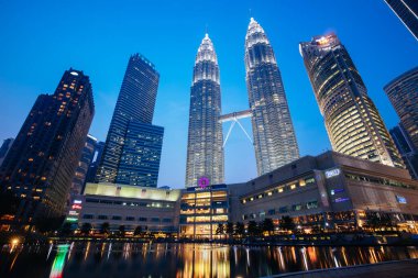 Gece Kuala Lumpur 'daki KLCC Parkı