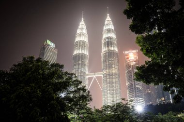 Gece Kuala Lumpur 'daki KLCC Parkı