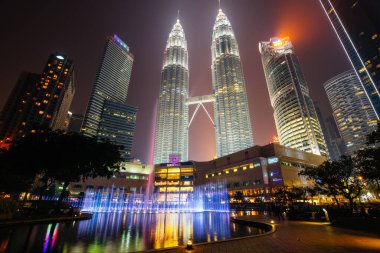 Gece Kuala Lumpur 'daki KLCC Parkı